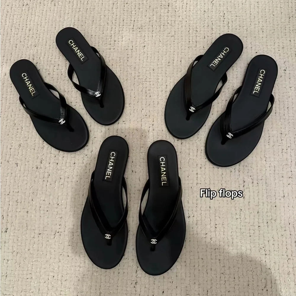 Chanel 25A Black Leather Flip Flops | NIB | Size 39 - Picture 6 of 12